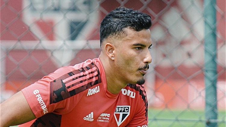 Walce participa de treino do São Paulo; zagueiro conviveu com uma série de lesões