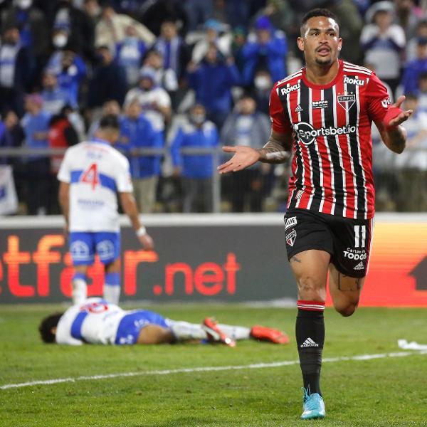 Luciano, do São Paulo, comemora seu gol durante partida contra a Universidad Católica pela Copa Sul-Americana