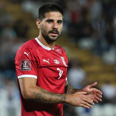 Aleksandar Mitrovic em ação com a camisa da seleção da Sérvia - Srdjan Stevanovic/Getty Images