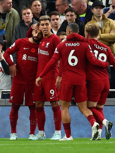 O brasileiro Roberto Firmino abraça Mohamed Salah na comemoração do gol do egípcio pelo Liverpool no duelo contra o Tottenham, no Hotspur Stadium, pela Premier League. 06/11/2022 - DAVID KLEIN/REUTERS