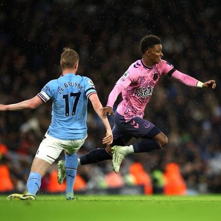 De Bruyne disputa a bola com Gray, em duelo entre City x Everton, no Campeonato Inglês - Reprodução/Twitter/Everton