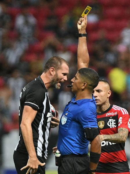 Destempero do Botafogo diante dos garotos do Flamengo precisa ser estudado