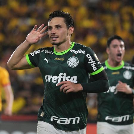 Raphael Veiga, do Palmeiras, comemora após marcar contra o Barcelona-EQU, pela Libertadores - Marcos Pin/AFP