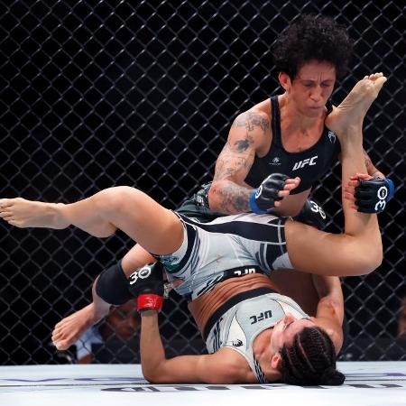 Virna Jandiroba, a Carcará, enfrentou Marina Rodriguez em duelo brasileiro no UFC 288, em Nova Jersey