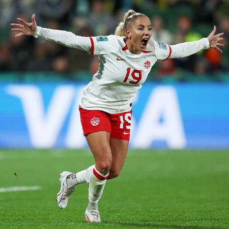 Adriana Leon festeja o gol do Canadá diante da Irlanda na Copa 2023