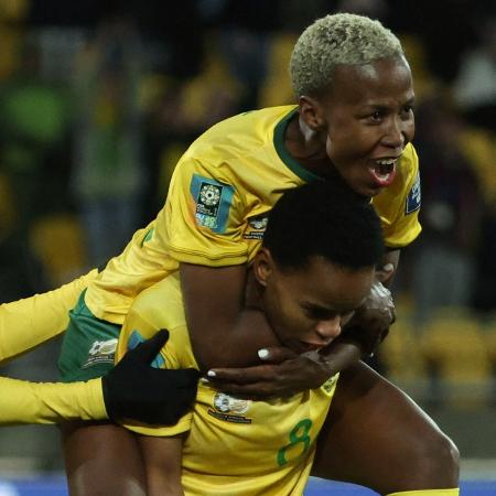 Jogadoras da África do Sul celebram triunfo sobre a Itália, que garantiu a vaga nas oitavas