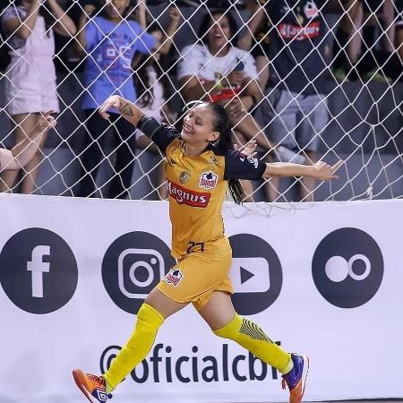Luana Moura vibra em classificação do Taboão/Magnus para a semifinal da Liga Feminina de Futsal.