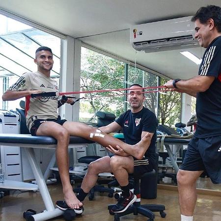 Rodrigo Nestor, do São Paulo, durante trabalho com os fisioterapeutas no REFFIS Plus