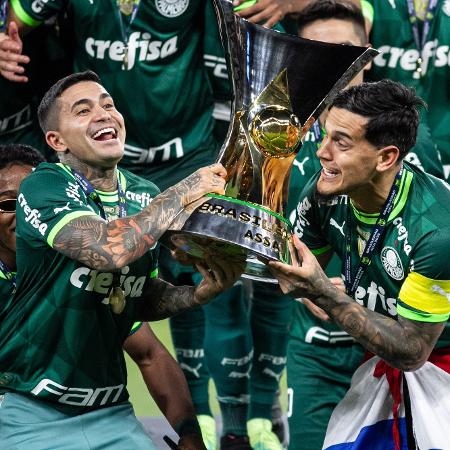Dudu e Gustavo Gómez levantam taça de campeão brasileiro de 2023