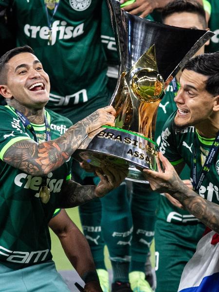 Dudu e Gustavo Gómez, do Palmeiras, levantam taça de campeão brasileiro de 2023