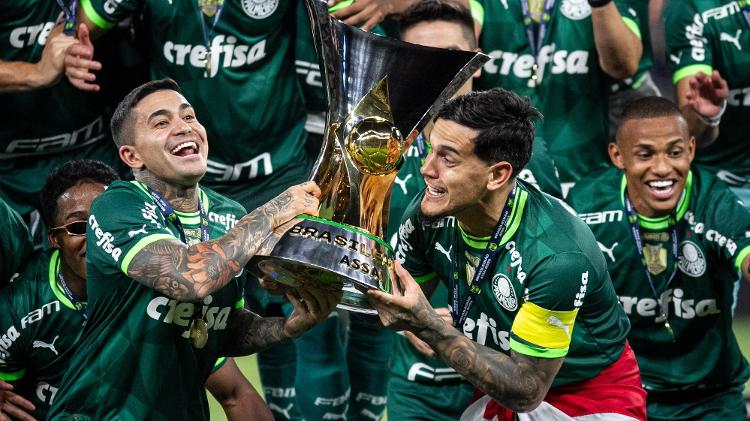 Dudu e Gustavo Gómez, do Palmeiras, levantam taça de campeão brasileiro de 2023