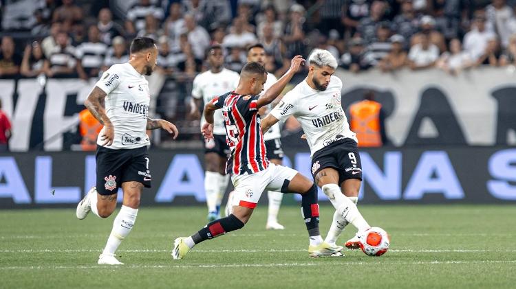 Yuri Alberto, do Corinthians, tenta fazer a jogada durante jogo contra o São Paulo