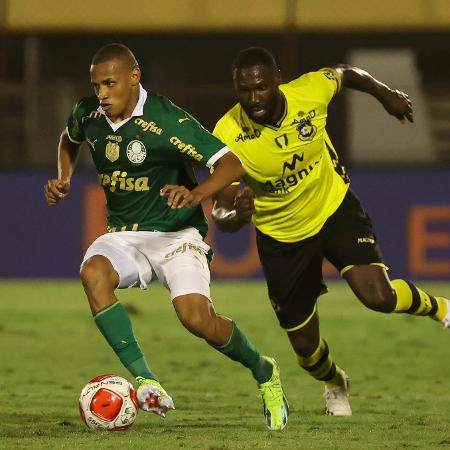 Jhon Jhon em ação pelo Palmeiras na partida contra o São Bernardo