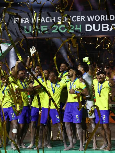 Jogadores do Brasil comemoram com a taça o título da Copa do Mundo de Beach Soccer