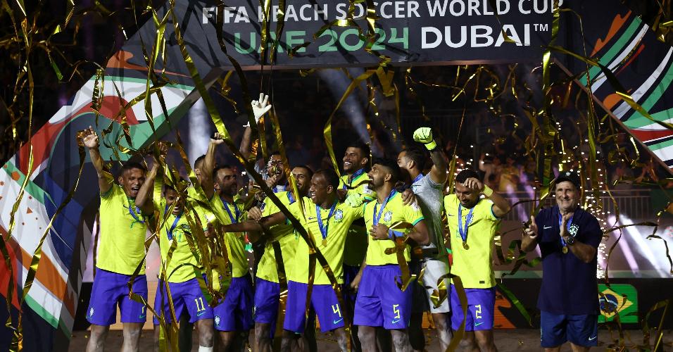Jogadores do Brasil comemoram com a taça o título da Copa do Mundo de Beach Soccer