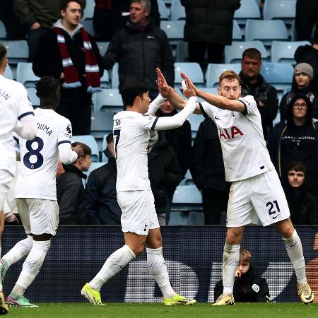 Jogadores do Tottenham comemoram gol contra o Aston Villa no Campeonato Inglês