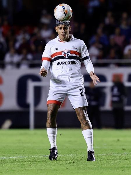 Alan Franco em ação durante São Paulo x Talleres, partida da Libertadores - Marcello Zambrana/AGIF