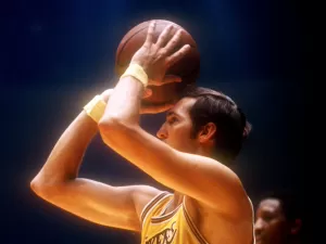 Lenda dos Lakers que inspirou logo da NBA morre aos 86 anos nos EUA