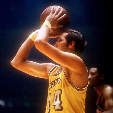 Jerry West em ação com a camisa do Los Angeles Lakers, em 1971