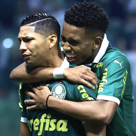 Rony é abraçado por Estêvão após marcar em Palmeiras x Bragantino pelo Campeonato Brasileiro