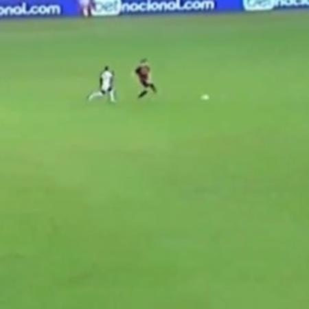 Alisson Cassiano, zagueiro do Sport, faz gol contra em jogo contra o Novorizontino, pela Série B