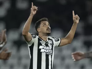 Tiquinho faz papel de garçom, e Botafogo vence Bragantino para ficar no G-4