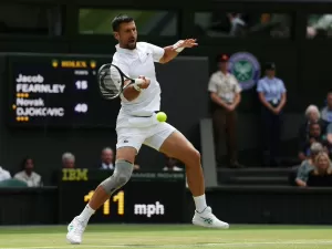 Djokovic perde set, mas avança e vê rival perigoso abandonar por lesão