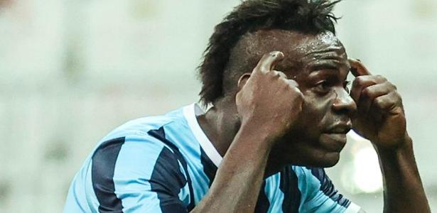 Balotelli resolve? Corinthians em crise mais grave que a do Flu.