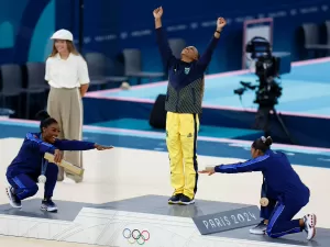 Biles explica ideia de 'reverência' a Rebeca que gerou foto icônica em Paris