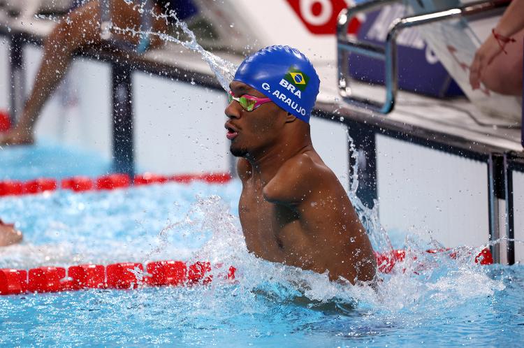 Gabriel Araújo em prova classificatória dos 100m costas da classe S2 das Paralimpíadas