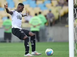 Felipe Melo vacila no fim, Botafogo vence Fluminense e dispara na liderança