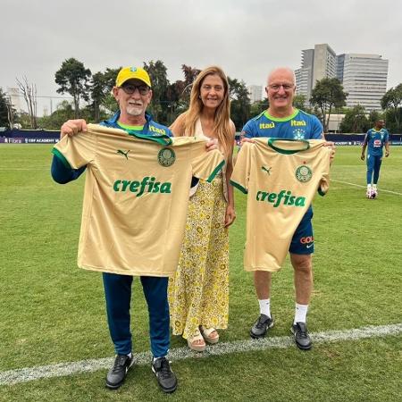 Leila Pereira, presidente do Palmeiras, presenteia o técnico Dorival Júnior e o preparador físico Celso Rezende com camisa do clube