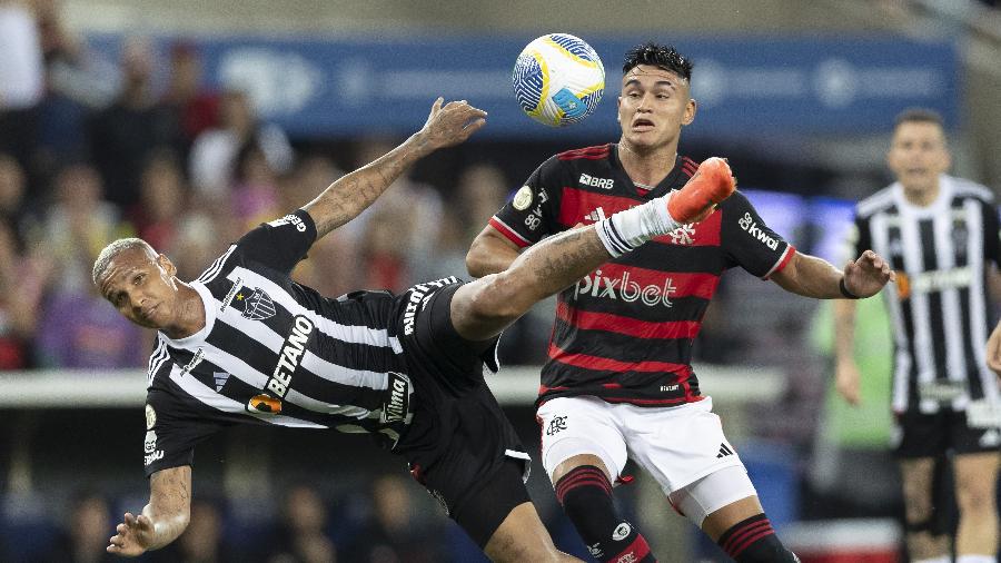 Deyverson, do Atlético-MG, e Alcaraz, do Flamengo, disputam a bola em duelo do Campeonato Brasileiro