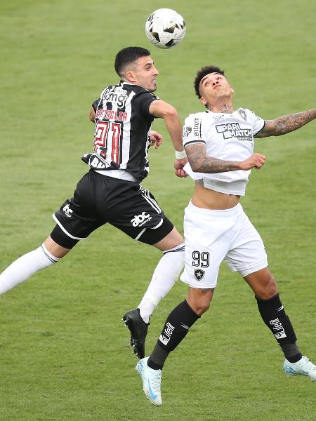 Battaglia, do Atlético-MG, durante jogo com o Botafogo na Libertadores Battaglia, do Atlético-MG, durante jogo com o Botafogo na Libertadores