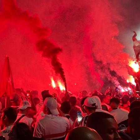 Torcida do São Paulo faz festa para receber jogadores antes de jogo contra o Alianza Lima Torcida do São Paulo faz festa para receber jogadores antes de jogo contra o Alianza Lima
