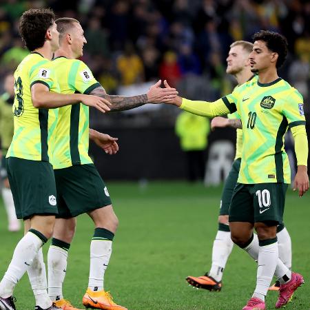 Jogadores da Austrália celebram vitória sobre o Japão nas Eliminatórias para a Copa do Mundo Jogadores da Austrália celebram vitória sobre o Japão nas Eliminatórias para a Copa do Mundo
