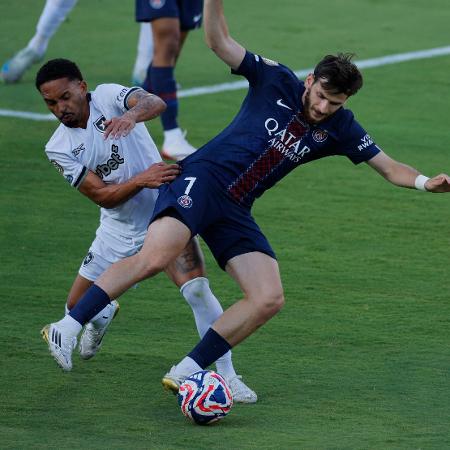 Kvaratskhelia é derrubado durante PSG x Botafogo, duelo do Mundial