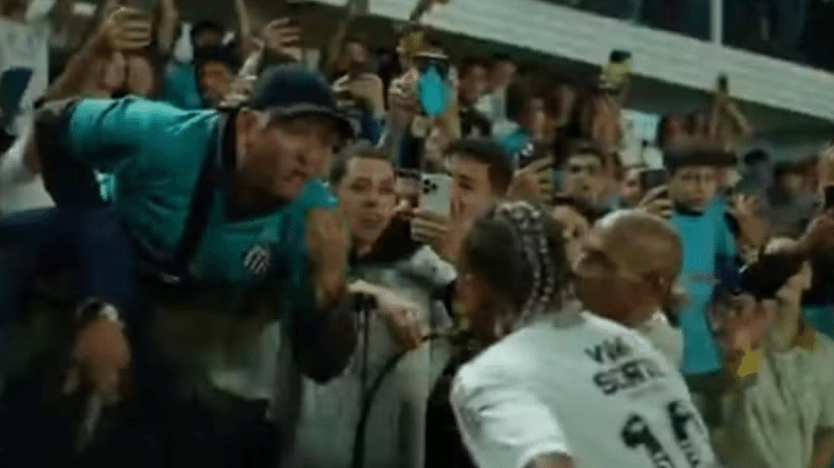 Neymar discute com torcedor