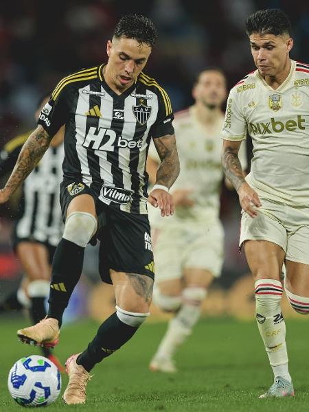 Saravia e Luiz Araújo em ação durante jogo entre Flamengo e Atlético-MG na Copa do Brasil