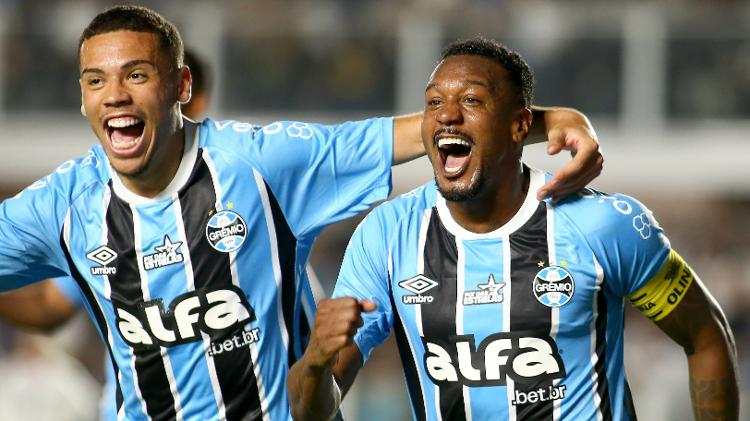 Edenílson comemora gol em Santos x Grêmio, duelo do Brasileirão