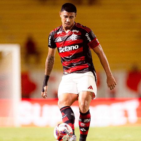 Iago, zagueiro do Flamengo, em ação contra a Portuguesa-RJ, pelo Carioca