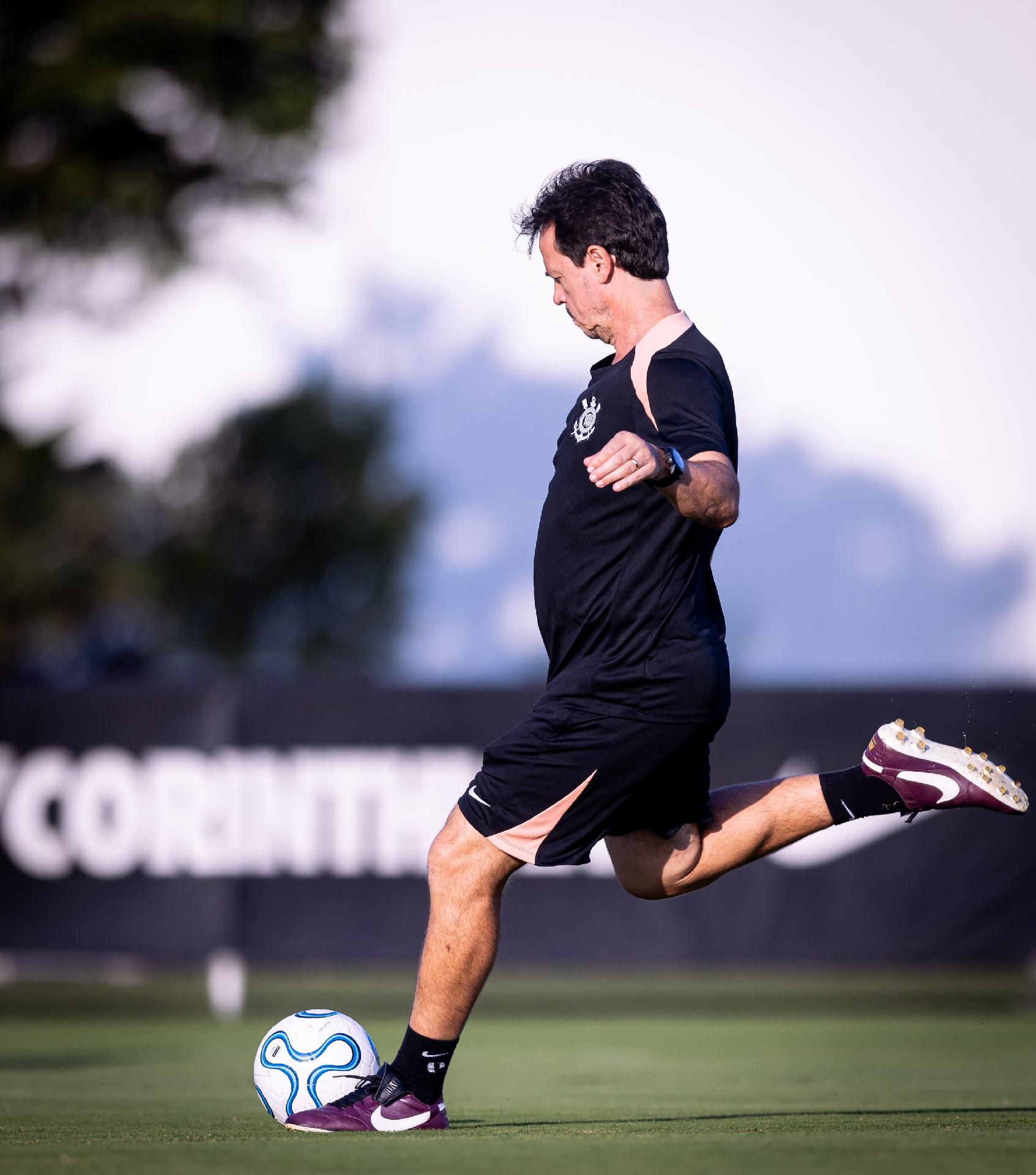 Diniz durante treinamento no CT Joaquim Grava - undefined