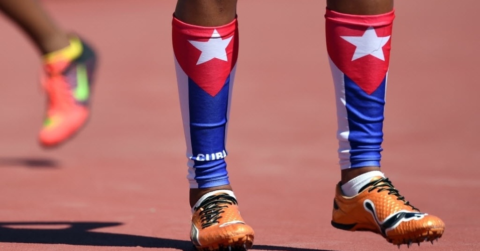 Arialis Gandulla usou as cores da bandeira de Cuba em sua meia nas competições de atletismo