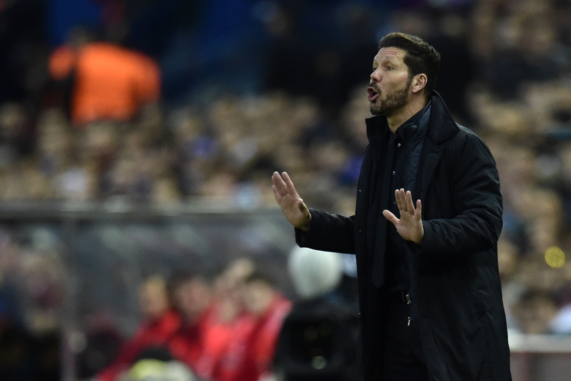 Diego Simeone pede calma aos jogadores do Atlético de Madri contra o Barcelona pela Liga dos Campeões - Javier Soriano/AFP Photo
