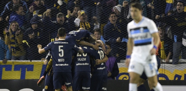 Time gaúcho perdeu os dois jogos e mostrou futebol fraco no interior da Argentina - JUAN MABROMATA/AFP