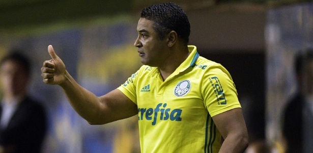 O técnico Roger Machado na partida entre Boca Juniors e Palmeiras - AFP PHOTO / JUAN MABROMATA 
