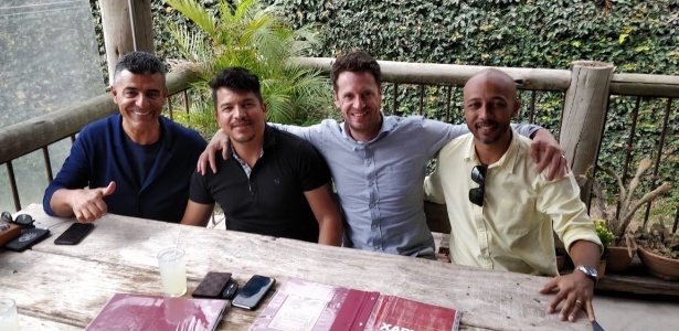 O português João Camacho (primeiro da esquerda para direita) almoçou em um restaurante de comida mineira em BH - Reprodução Instagram