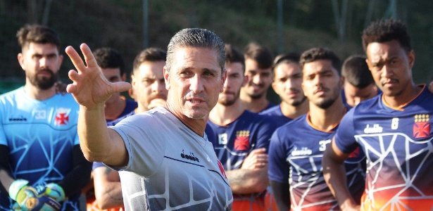 Jorginho orienta os jogadores do Vasco em treinamento em Pinheiral (RJ) - Carlos Gregório Júnior / Flickr do Vasco