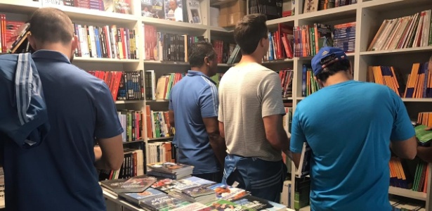 Roger, ex-técnico do Palmeiras, e sua comissão compraram livros na Argentina em abril - Acervo pessoal