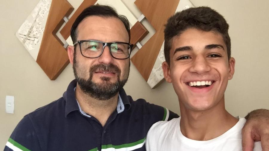 Renato Martins ao lado do filho Henrique Martins, atacante de 15 anos - Arquivo Pessoal